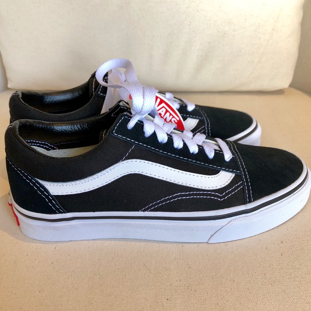 NWB VANS Old Skool Shoes US 4.5 Boys / 6 Womens